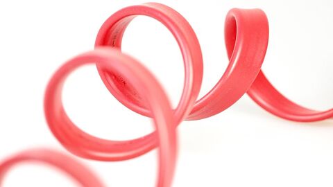 Kabel (Symbolbild) Rotes Kabel, als Spirale arrangiert.